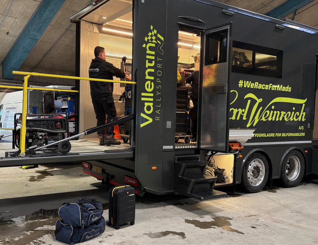Hele teamet er i holstenske Stuvenborn med service- og værkstedsvogn for at bistå Simon og Natalie i jagten på sejren i weekendens ADAC Südholstein Rally.
(Foto: Morten Dam - autoMOTIV/specialpress)